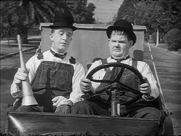 Buona vacanza (Towed In A Hole) - Laurel & Hardy