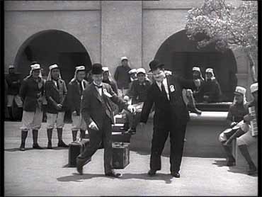 I diavoli volanti (The Flying Deuces) - Laurel & Hardy