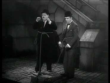 I diavoli volanti (The Flying Deuces) - Laurel & Hardy