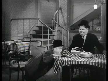 I diavoli volanti (The Flying Deuces) - Laurel & Hardy