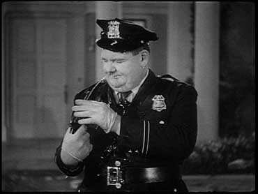 La ronda di mezzanotte (The Midnight Patrol) - Laurel & Hardy