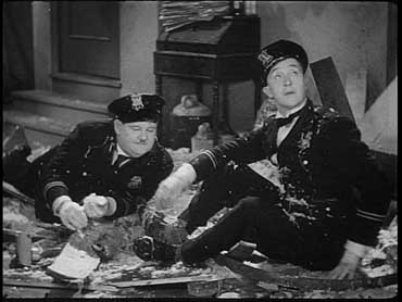 La ronda di mezzanotte (The Midnight Patrol) - Laurel & Hardy