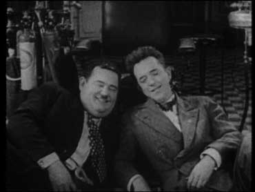 Mal di denti (Leave'em Laughing) - Laurel & Hardy