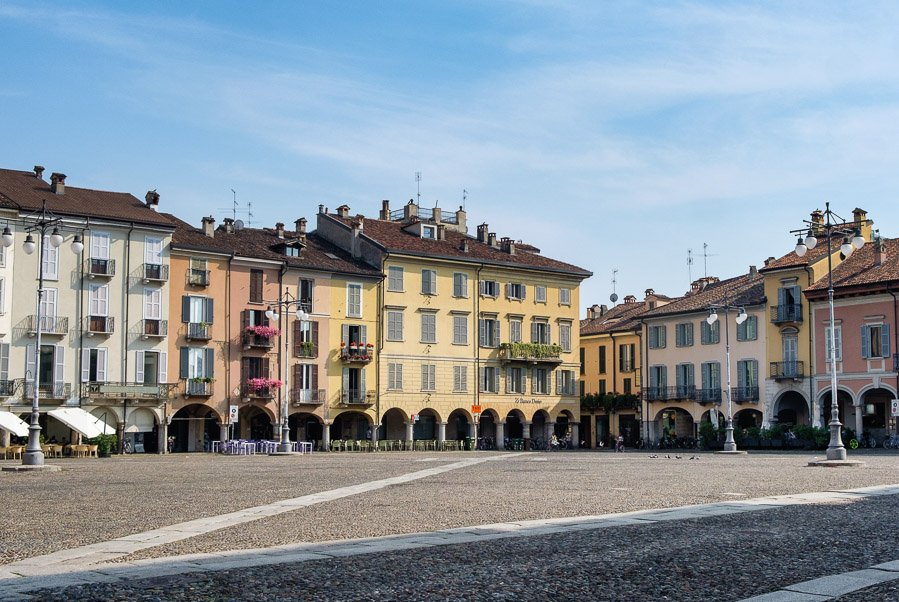 Lodi (Italy): Cathedral square (piazza del Duomo)