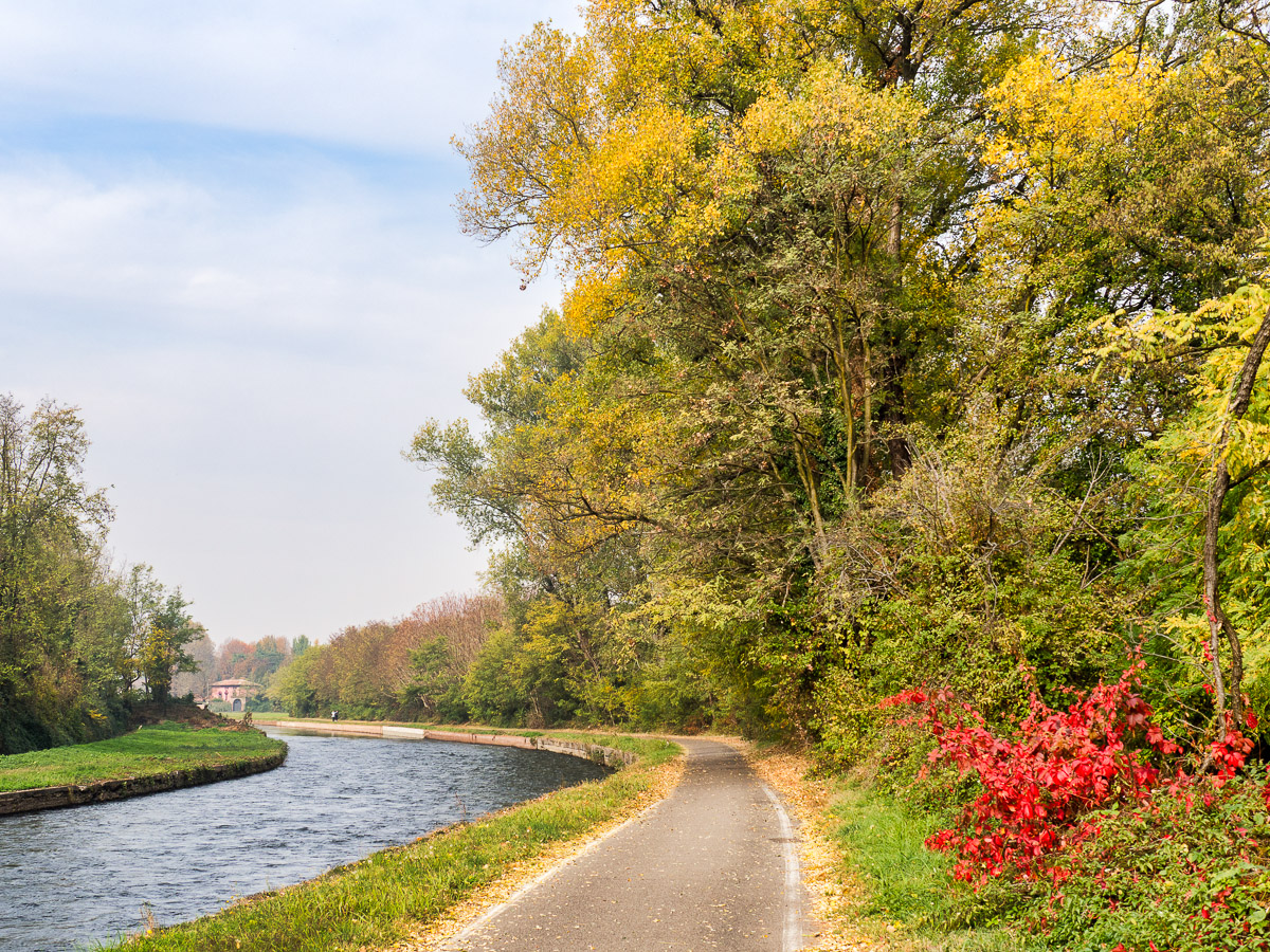 Bikeway along the Naviglio Grande from Abbiategrasso to Turbigo