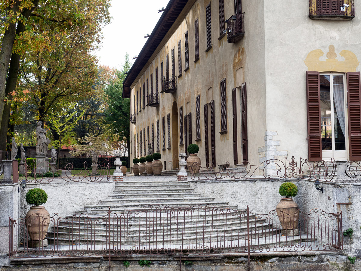 Bikeway along the Naviglio Grande, Villa Gaia at Robecco