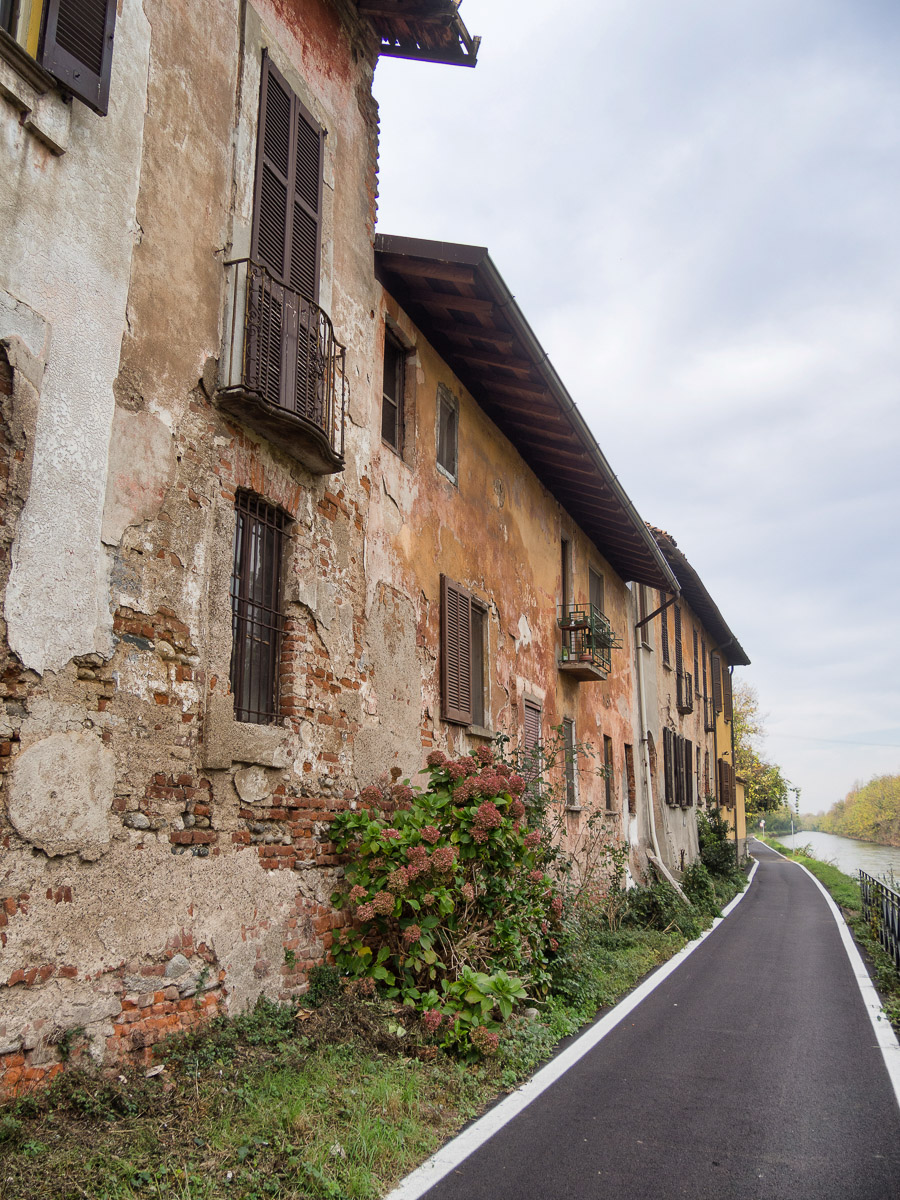 Bikeway along the Naviglio Grande at Robecco: old houses