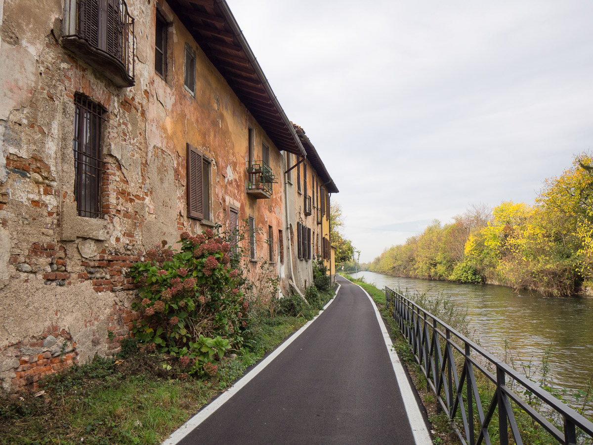 Bikeway along the Naviglio Grande at Robecco: old houses