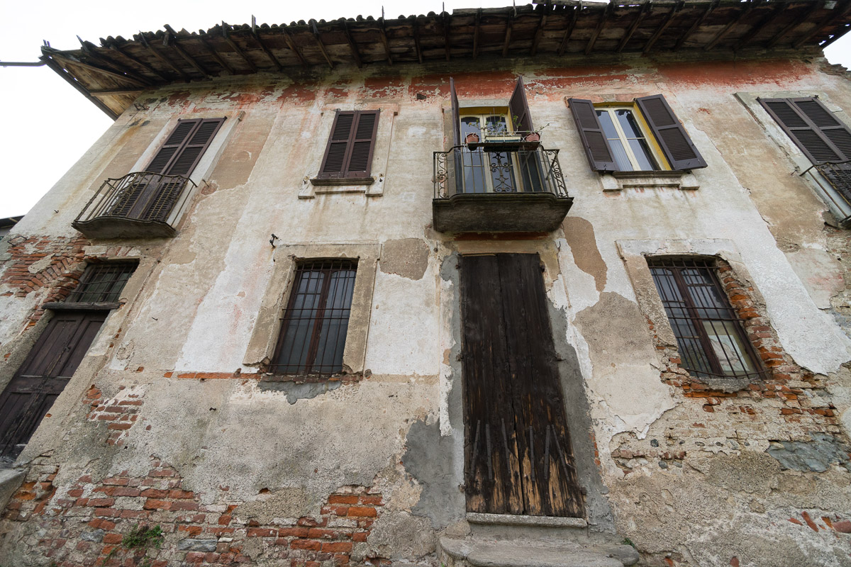 Bikeway along the Naviglio Grande at Robecco: old houses