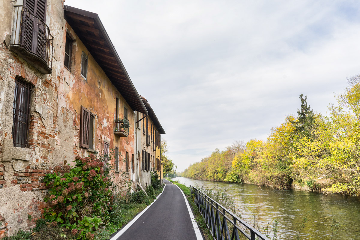 Bikeway along the Naviglio Grande at Robecco: old houses