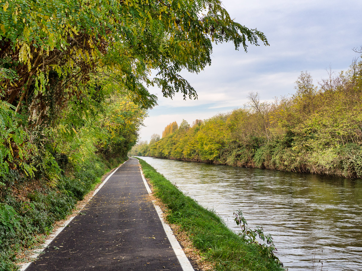 Bikeway along the Naviglio Grande at Robecco